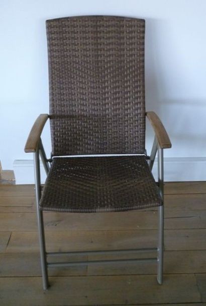 null Suite de huit fauteuils de jardin pliables (diverses positions) en bois, aluminium...