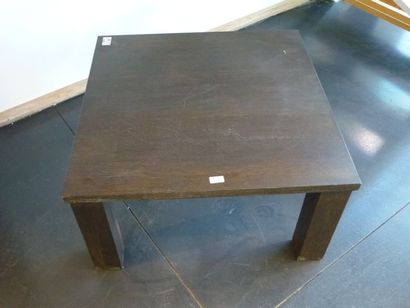 null Table basse carrée en chêne brun foncé, 43x80x80 cm.