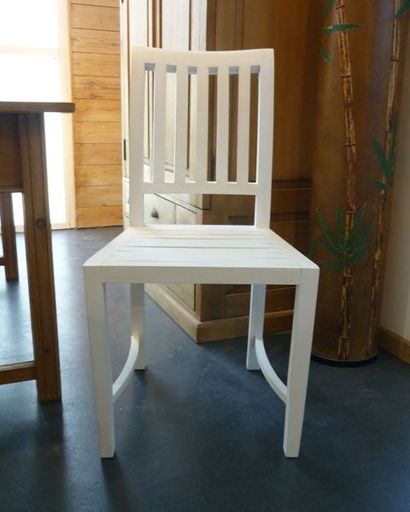 null Suite de six chaises Landes en pin laqué blanc, h. 91 cm.