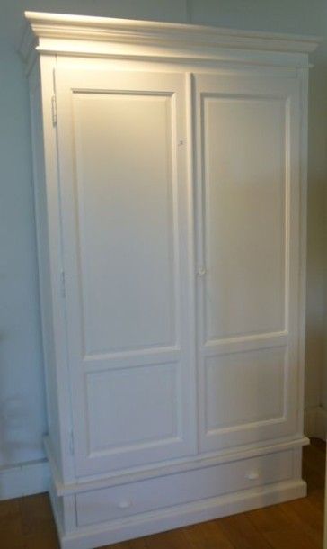 null Garde-robe en pin patiné blanc à deux portes et un tiroir dans le bas, 217x115x54...