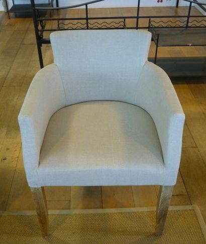 null Suite de quatre fauteuils Stockholm Dining en tissu tapissé beige, accoudoirs...
