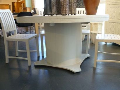 null Table ronde en manguier laqué blanc, piètement cylindrique, h. 78 cm, d. 140...