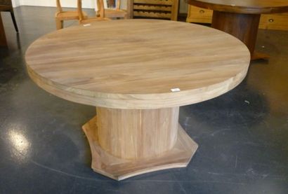 null Table ronde en manguier brut, piètement cylindrique, h. 78 cm, d. 140 cm.