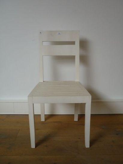 null Suite de six chaises Gironde en pin patiné blanc, h. 90 cm.