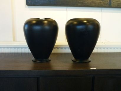 null Paire de vases piriformes en teck patiné noir, h. 36 cm [fêlure].