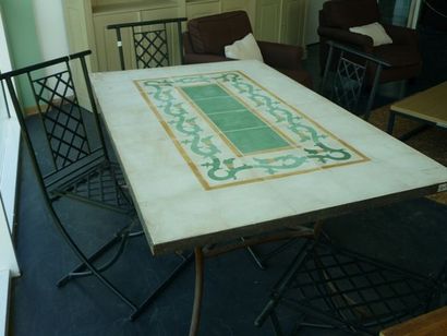 null Table rectangulaire à plateau de céramique polychrome et piètement en fer forgé,...
