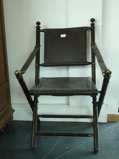 null Paire de chaises pliantes en cuir et bambou, h. 91 cm.