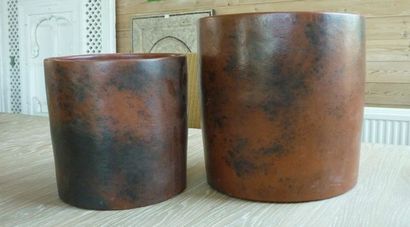 null Deux cache-pots en céramique patinée, h. 30 et 24 cm.