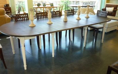 null Grande table Lovina bicolore en chêne et pin, pieds tournés, 77x310x130 cm (avec...