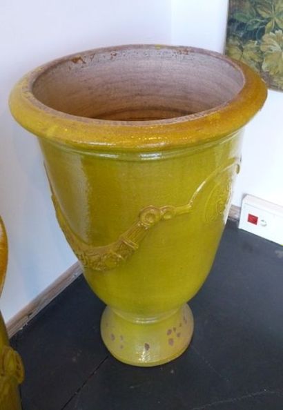 null Paire de vases monumentaux Sagamu en céramique à glaçure jaune, h. 92 cm, d....