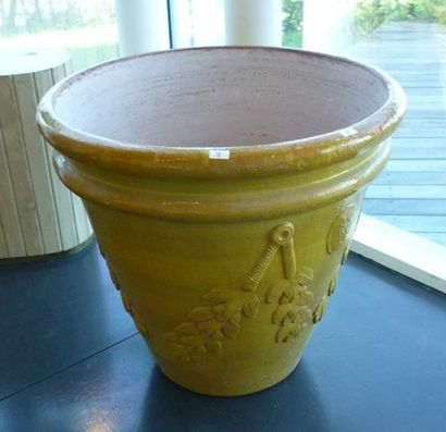 null Vase monumental provençal en céramique à glaçure jaune, h. 81 cm, d. 89 cm [petits...