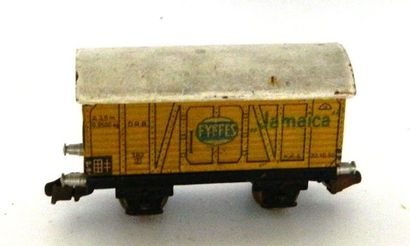 null MÄRKLIN 382, wagon "FYFFES" jaune en tôle à 2 axes, l. 8,5 cm [état moyen] -...