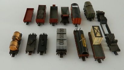 null MÄRKLIN, 14 éléments : 11 wagons de marchandises, années 1960 ; 3 voitures-voyageurs...