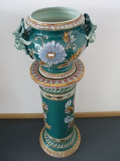 null Cache-pot à anses aux mascarons et sa sellette à décor floral stylisé, fin XIXe,...