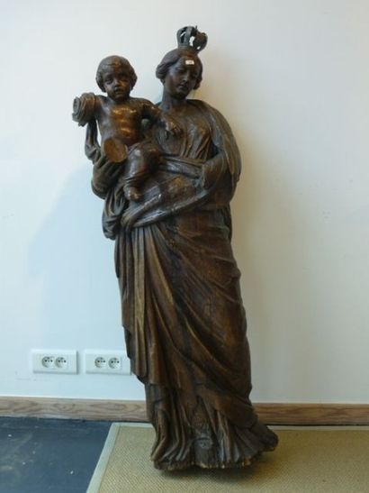 null Vierge couronnée à l'Enfant en bois sculpté, travail liégeois, XVIIIe, 126x43x30...