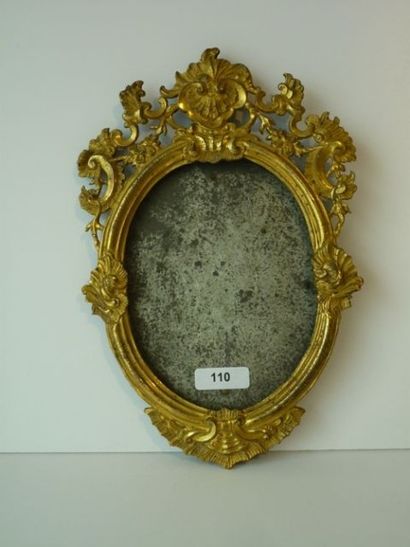 null Petit cadre ovale ancien en bronze ciselé et doré à motifs rocailles, XVIIIe,...