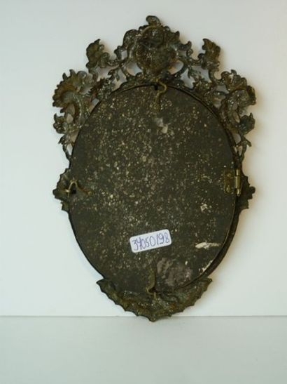 null Petit cadre ovale ancien en bronze ciselé et doré à motifs rocailles, XVIIIe,...