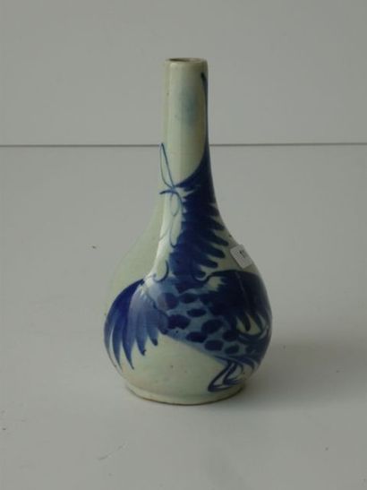 CHINE Petit vase de forme bouteille en porcelaine à décor d'oiseau en camaïeu bleu,...