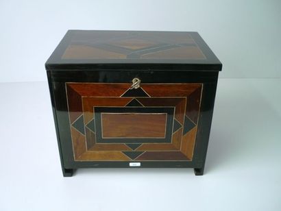 FLANDRES Ravissant petit coffre-cabinet marqueté en bois de palissandre et ébène...