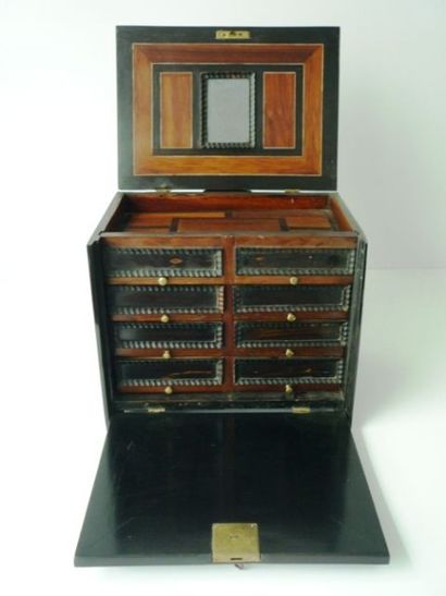 FLANDRES Ravissant petit coffre-cabinet marqueté en bois de palissandre et ébène...
