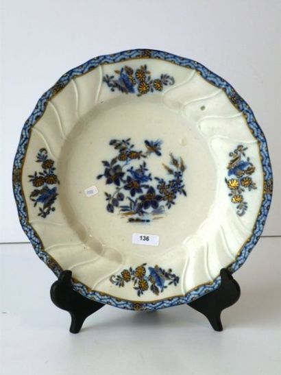 TOURNAI Epoque Joseph Mayer (1754-1825), assiette en porcelaine à côtes torses, décor...
