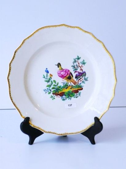 TOURNAI Epoque Joseph Mayer (1754-1825), assiette en porcelaine à décor polychrome...