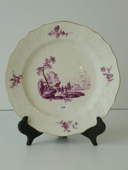 TOURNAI Epoque Joseph Mayer (1754-1825), assiette en porcelaine à côtes torses et...