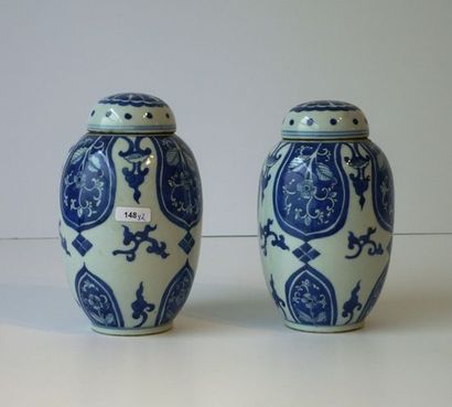 CHINE Paire de petits vases couverts en porcelaine à décor floral dans des réserves...