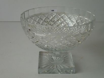 VONÊCHE Coupe en cristal taillé à motif en pointes de diamant, XIXe, 17x21,5 cm.