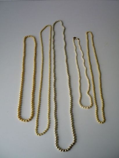 null Ensemble de cinq colliers de perles dont un avec fermoire en or jaune 18k [...