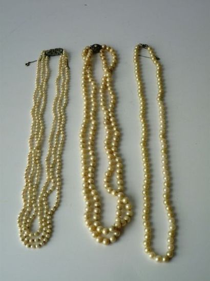 null Bel ensemble de trois colliers de perles agrémentés de jolis fermoirs en argent...