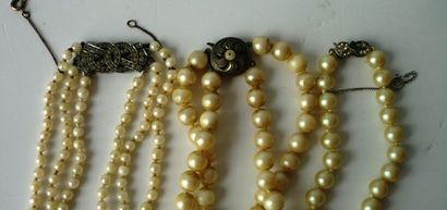 null Bel ensemble de trois colliers de perles agrémentés de jolis fermoirs en argent...