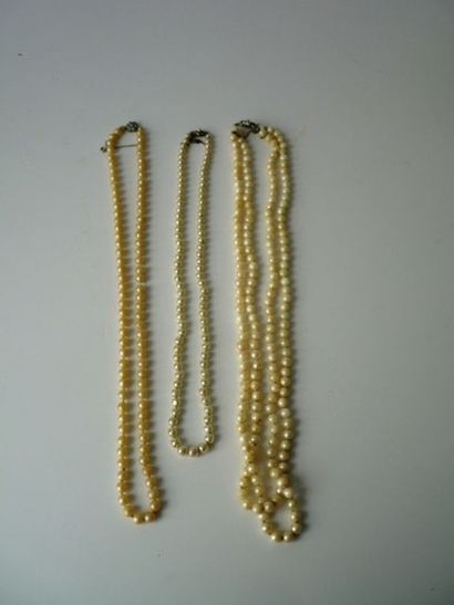 null Ensemble de trois colliers de perles dont un à double rang de perles et agrémentés...