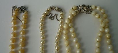 null Ensemble de trois colliers de perles dont un à double rang de perles et agrémentés...