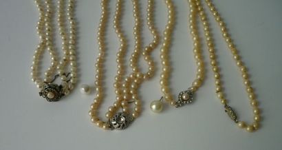 null Ensemble de quatre colliers de perles avec fermoirs en argent et métal argenté...