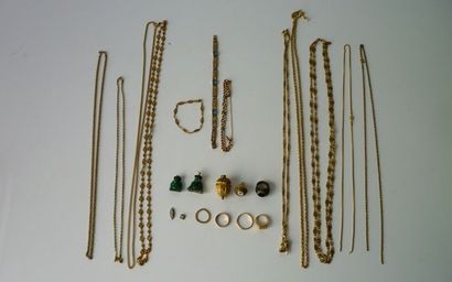 null Bel ensemble principalement en or comprenant : chaînes, bracelets, fermoir de...