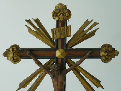 null Christ en croix en bois sculpté et polychromé posé sur un socle décoré d'urnes...