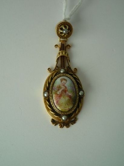 null Pendentif en or jaune serti de perles et orné d'un médaillon en céramique réprésentant...