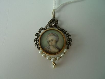 null Médaillon orné d'un portrait de femme formant un pendentif en or serti de perles...
