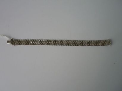 null Bracelet en or blanc 18k semi-rigide à mailles, décor amati, poids +/- 32 g...