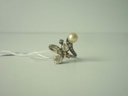 null Bague en or sertie d'une perle, de diamants et de brillants, poids total +/-...