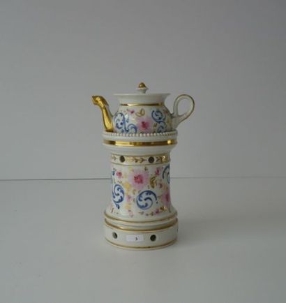 VIEUX-BRUXELLES Tisanière en porcelaine blanche à décor floral polychrome et doré,...