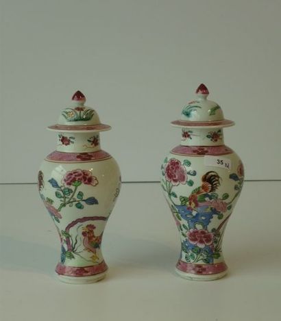 CHINE Compagnie des Indes, paire de petites potiches couvertes en porcelaine, décors...