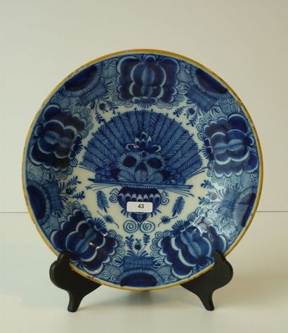 DELFT Manufacture De Porceleyne Claeuw (1655-1840), assiette en faïence stannifère...