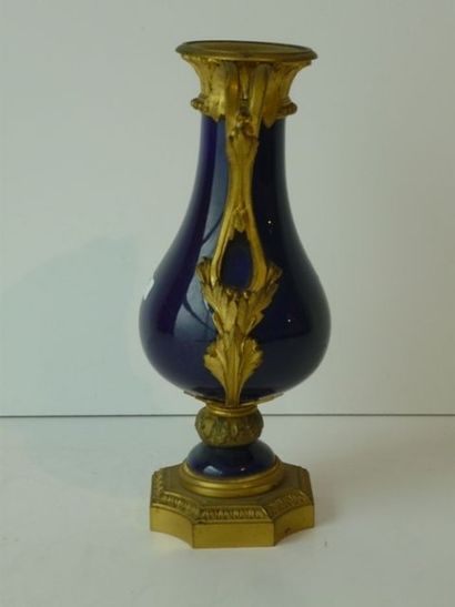null Vase de forme balustre en faïence bleu cobalt agrémenté d'ornements en bronze...