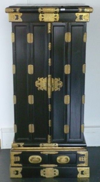 JAPON Autel domestique en bois laqué noir et ornements en bronze ciselé et doré,...