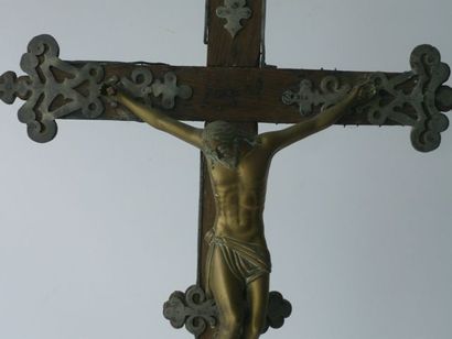 null Grand Christ en croix en bronze, socle en bois sculpté et polychromé, croix...