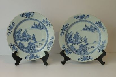 CHINE Paire de plats en porcelaine à décor de pagode et rochers en camaieu bleu,...