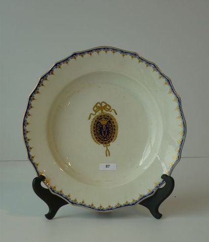 TOURNAI Epoque Joseph Mayer (1754-1825), assiette à bordure chantournée en porcelaine...