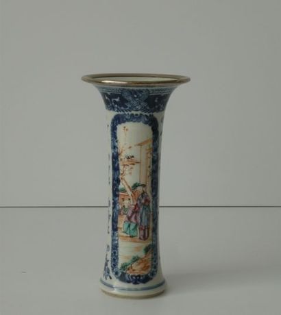 CHINE Soliflore en porcelaine blanche, décor floral en camaïeu bleu avec des scènes...